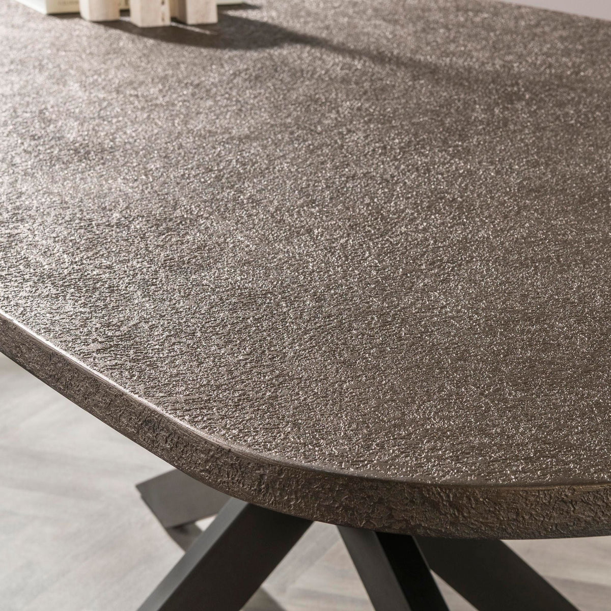 Eettafel Bronvik Ovaal | Brons liquid metal