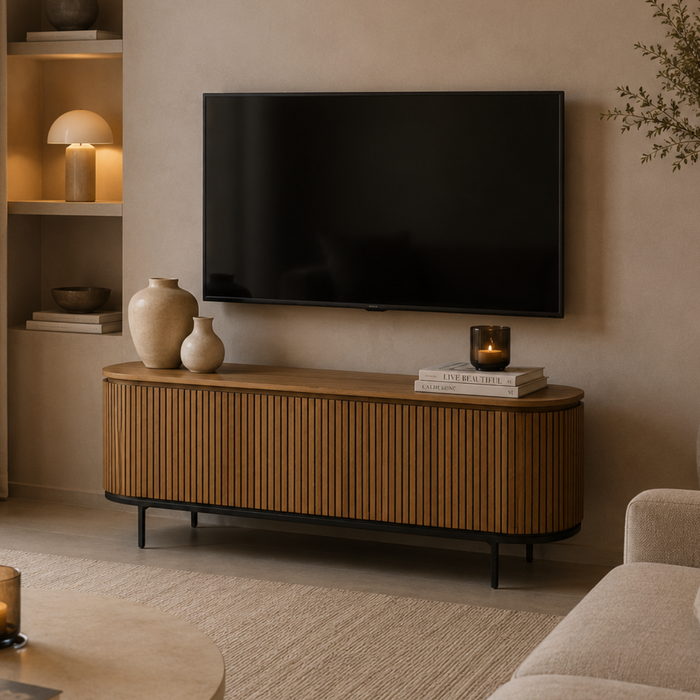 TV-Meubel Lausanne in bruin teakhout met verticale groefjes, sfeerfoto in warm interieur met zwarte TV