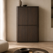 Kabinet Rivano in bruin eikenhout met vier deuren, geplaatst in een minimalistisch interieur